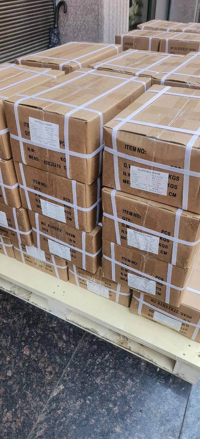 Export cartons secured on a packing pallet